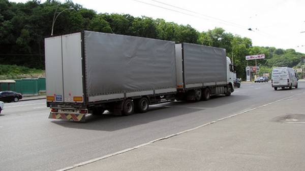 перегруженные фуры грузовики разбитые дороги превышение веса